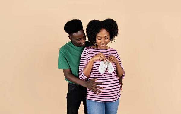 Feliz Joven Marido Negro Abrazo Esposa Embarazada Con Gran Vientre — Foto de Stock