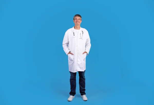 Allmän Praktiserande Läkare Full Längd Leende Framgångsrik Läkare Man Posing — Stockfoto