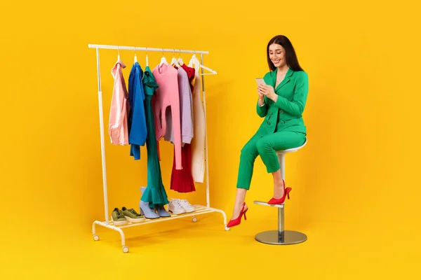 Happy Shopaholic Žena Sedí Zábradlí Oblečení Mobilním Telefonem Vybírá Nové — Stock fotografie