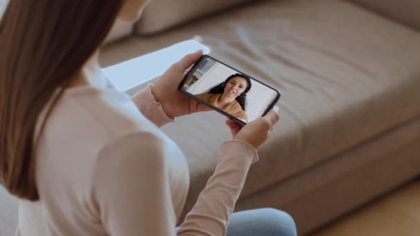 数字电视应用 看智能手机屏幕上的在线节目 在家休息 跟踪镜头 慢动作 空旷空间等无法辨认的女士的背影 — 图库视频影像
