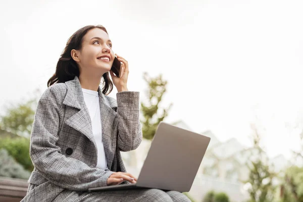 Comunicação Negócios Jovem Empresária Bem Sucedida Com Laptop Conversando Celular — Fotografia de Stock