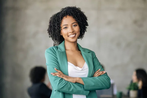 Loopbaanontwikkeling Voor Het Bedrijfsleven Glimlachende Afro Amerikaanse Zakenvrouw Die Met — Stockfoto
