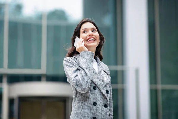 Obchodní Sdělení Veselá Mladá Obchodní Žena Mluví Mobilním Telefonu Usmívá — Stock fotografie