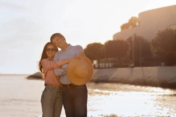 在阳光灿烂的日子里 一对快乐的成熟夫妇在海滩上摆姿势 对着镜头微笑的中年夫妇拥抱并看着镜头 度假时一起放松 享受户外休闲 复制空间 — 图库照片