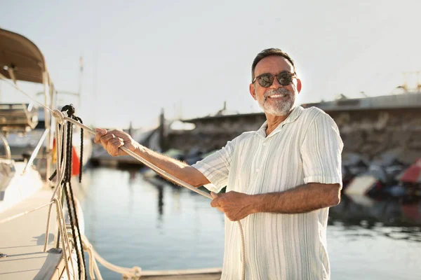 Yat Sahipliği Neşeli Olgun Adam Lüks Yelkenlisini Marina Yanaştırıyor Rıhtımda — Stok fotoğraf