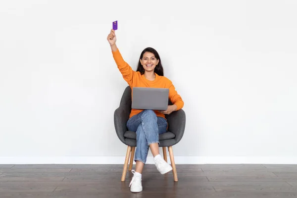 Senhora Hindu Feliz Positivo Millennial Sentado Poltrona Usando Laptop Moderno — Fotografia de Stock