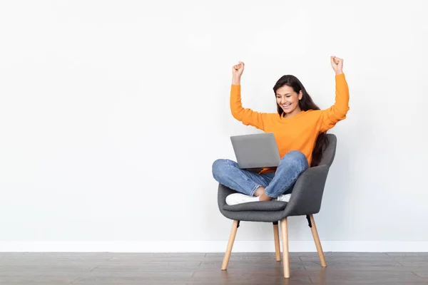 Éxito Empresarial Emocionado Mujer India Bastante Joven Feliz Empresario Traje — Foto de Stock