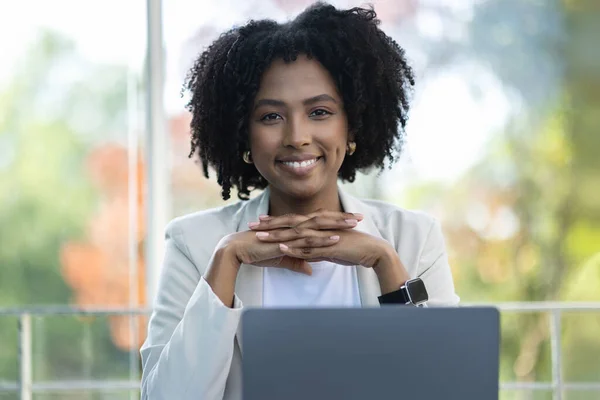 明るい肯定的な魅力的なミレニアル世代の黒人女性の閉鎖スマートカジュアルな衣装起業家 ラップトップを使用してマネージャー カフェテラスに座って オンラインで作業 コピースペース — ストック写真