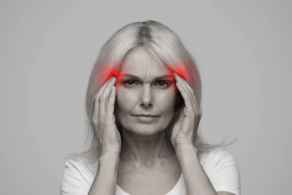 Migraine Concept Femme Mûre Avec Des Maux Tête Touchant Les — Photo