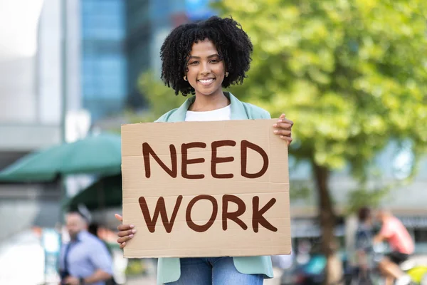 Conceito Desemprego Bem Motivado Sorrindo Muito Encaracolado Jovem Mulher Negra — Fotografia de Stock