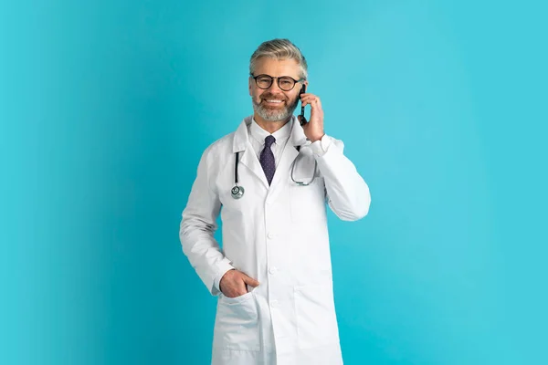 Doctor Patient Communication Cheerful Handsome Gtey Haired Mature Doctor Wearing — Stock Photo, Image