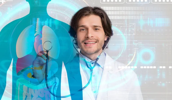 Yakışıklı Genç Doktor Insan Sisteminin Hologramına Steteskopla Dokunuyor Tıbbi Gelecek — Stok fotoğraf