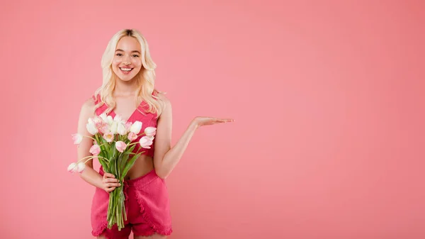 Ganske Europeisk Dame Som Nyter Bukett Med Blomster Viser Hånd – stockfoto