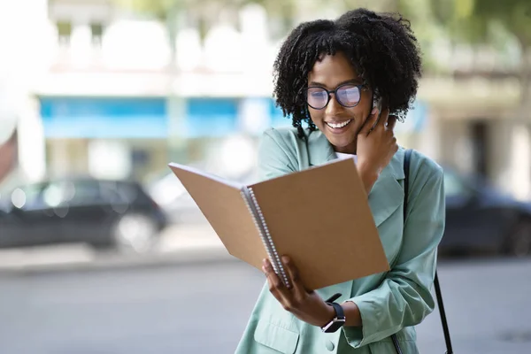 Positiv Ung Afroamerikansk Dame Formelt Antrekket Entreprenør Som Står Midt – stockfoto