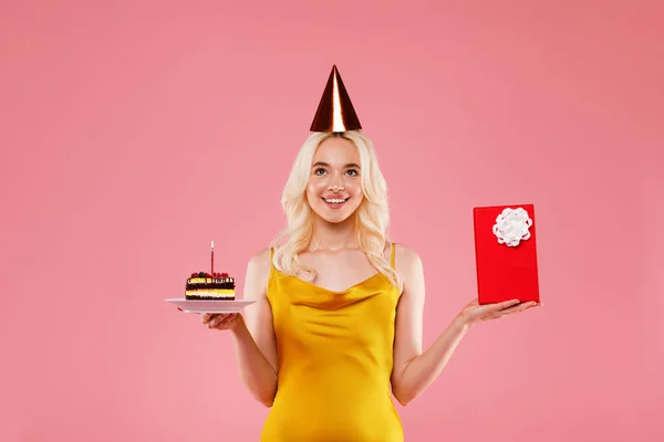 Lykkelig Ung Kvinne Med Bursdagshatt Med Kake Rød Gaveeske Som – stockfoto