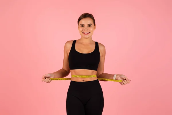 Slimmen Dieet Concept Glimlachende Jonge Vrouw Meten Van Haar Taille — Stockfoto