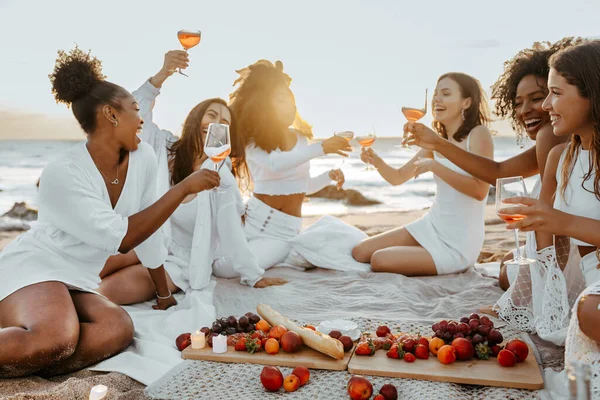 Группа Счастливых Женщин Подруг Устраивает Уютный Летний Пикник Вином Шампанским — стоковое фото