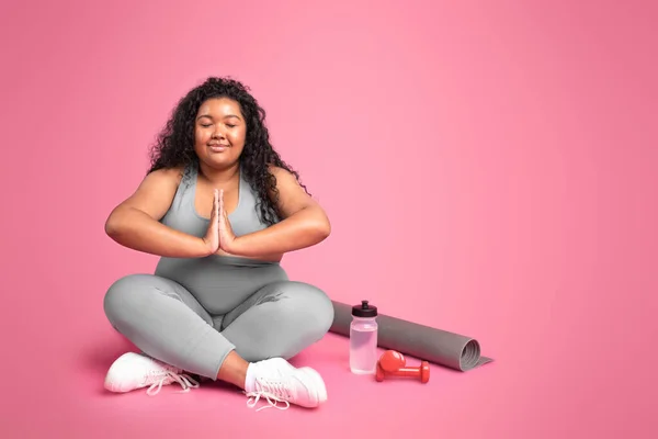 Calmo Mulher Negra Oversize Sportswear Praticando Ioga Meditação Desfrutando Perda — Fotografia de Stock