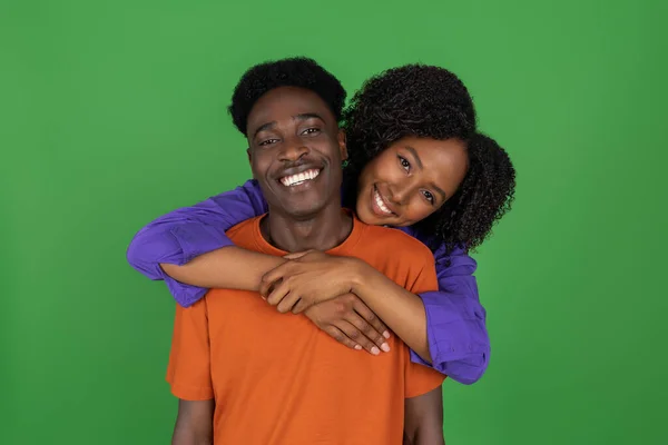 Lachende Jonge Afro Amerikaanse Vrouw Knuffelen Vriendje Casual Veel Plezier — Stockfoto