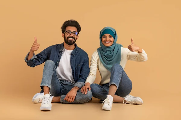 Portré Boldog Fiatal Muszlim Pár Gesztikulál Hüvelykujját Fel Kamera Mosolygó — Stock Fotó