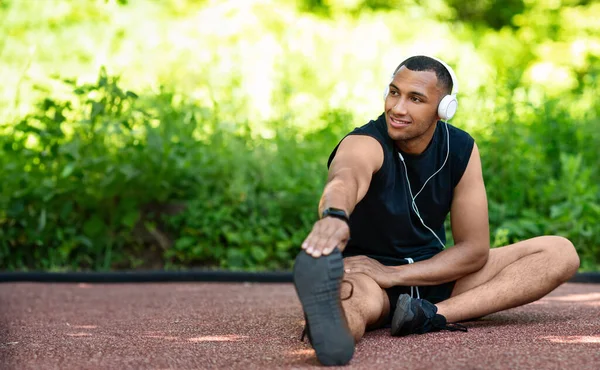 Χαίρομαι Ελκυστική Μαύρο Αθλητή Άνθρωπος Στα Αθλητικά Ρούχα Και Ακουστικά — Φωτογραφία Αρχείου