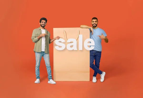 Harika Bir Satış Teklifi Gülümseyen Arap Genç Adam Büyük Alışveriş — Stok fotoğraf