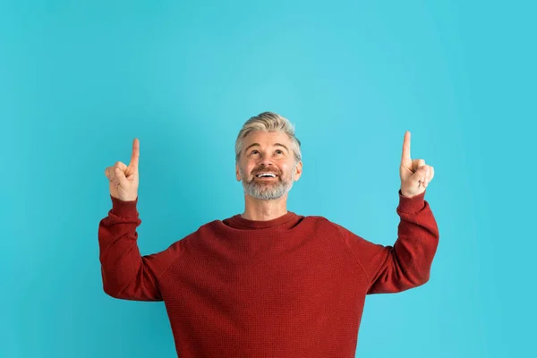 Vzrušený Šťastný Pohledný Šedovlasý Muž Středního Věku Červeném Svetru Ukazuje — Stock fotografie