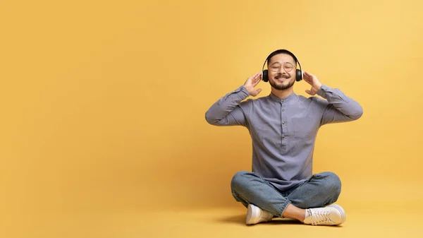 Asian Man Wireless Headphones Listening Music Eyes Closed Relaxed Millennial — Stok Foto