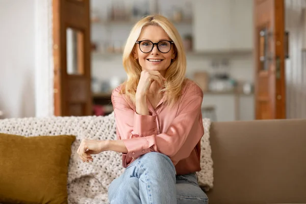 Potret Wanita Senior Yang Bahagia Dengan Kacamata Duduk Sofa Nyaman — Stok Foto