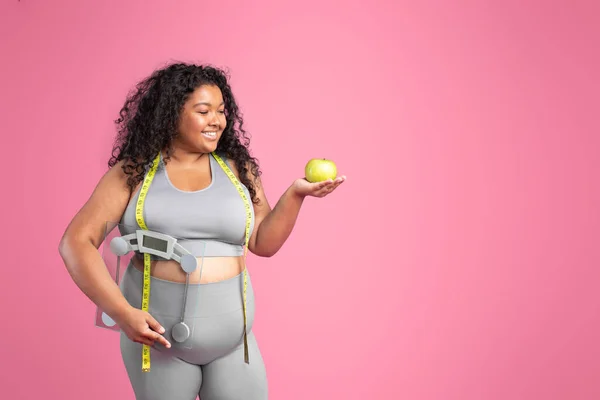 Happy African American Oversize Lady Measuring Tape Neck Holding Apple — Stock Photo, Image