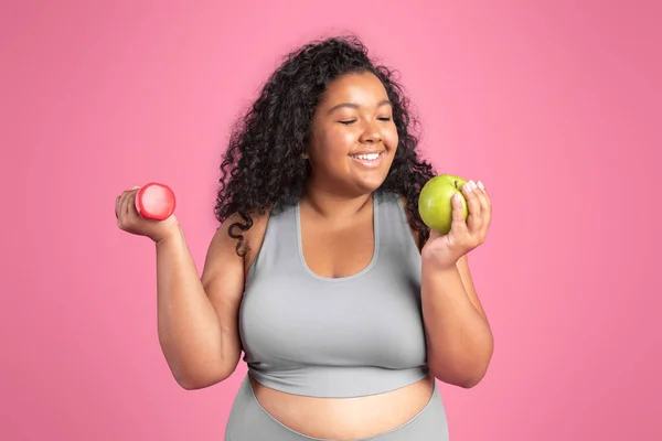 Conceito Dieta Saudável Feliz Corpo Negro Mulher Positiva Segurando Haltere — Fotografia de Stock