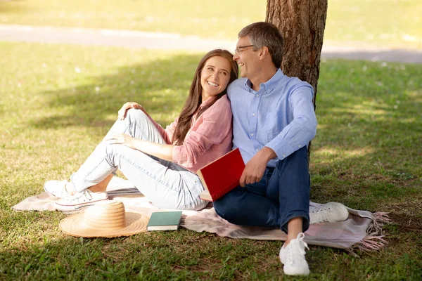 Love Literature Romantic Mature Spouses Reading Books Relaxing Park Happy — Stock Photo, Image