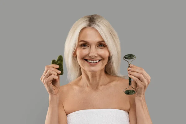 Beauty Tools Smiling Mature Woman Holding Jade Guasha Stone Scraper — Stock Photo, Image