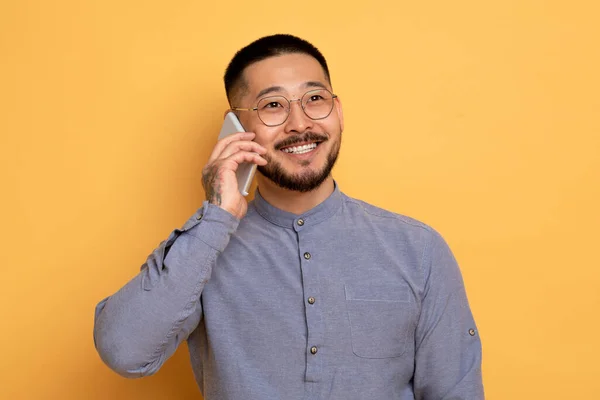 Мобільний Дзвінок Щасливий Молодий Азіатський Чоловік Говорить Мобільному Телефоні Веселий — стокове фото
