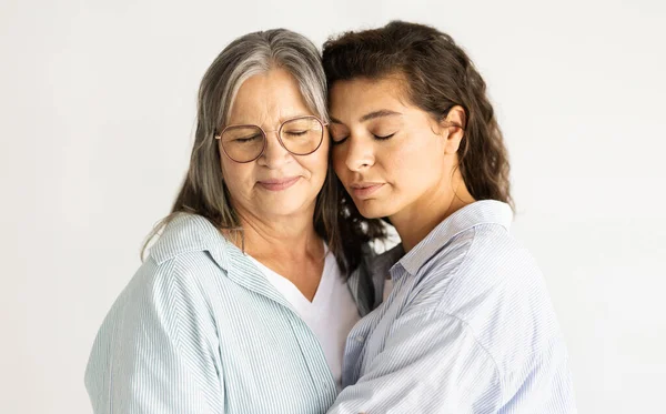 Calma Positiva Bastante Europeo Adulto Mujer Abrazando Anciana Disfrutar Las —  Fotos de Stock