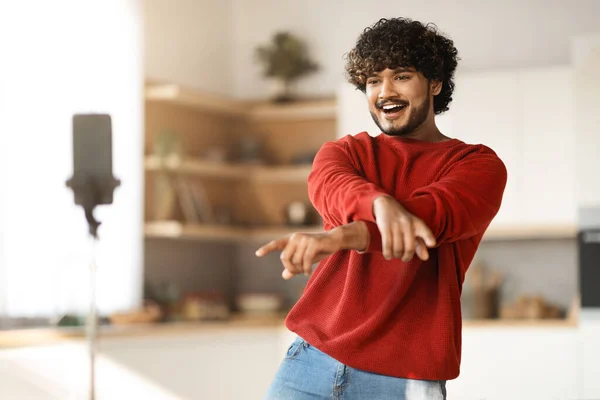 Bonito Indiano Masculino Blogueiro Dançando Câmera Smartphone Durante Gravação Vídeo — Fotografia de Stock
