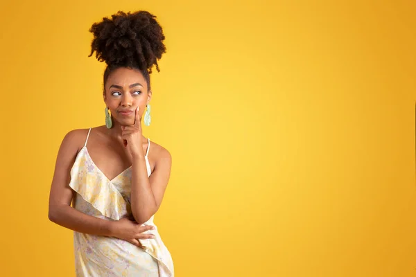Düşünceli Afro Amerikan Kadın Giyinmiş Boş Alana Bakıyor Düşünüyor Sarı — Stok fotoğraf
