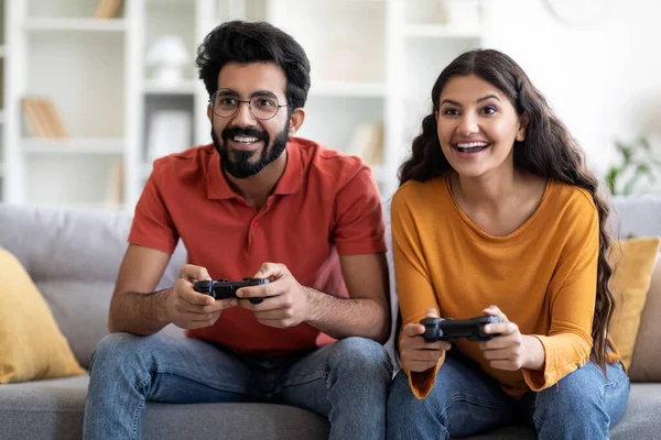 Fiatal Indiai Pár Videojátékok Joysticks Otthon Boldog Izgatott Keleti Házastársak — Stock Fotó