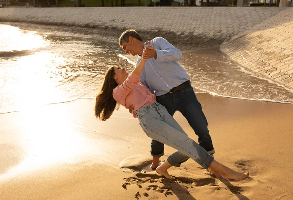 Šťastný Dospělý Pár Tančí Pláži Společně Při Západu Slunce Milující — Stock fotografie