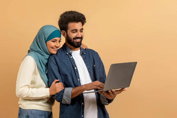 Skvělé Webové Stránky Veselý Muslim Pár Pomocí Notebooku Spolu Usmívající — Stock fotografie