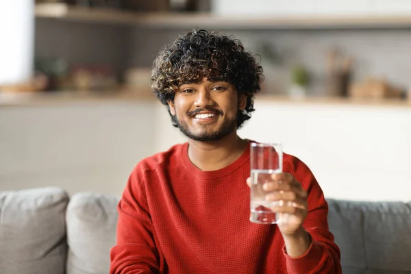 Ung Stilig Indisk Kille Som Håller Glas Med Mineralvatten Hemma — Stockfoto