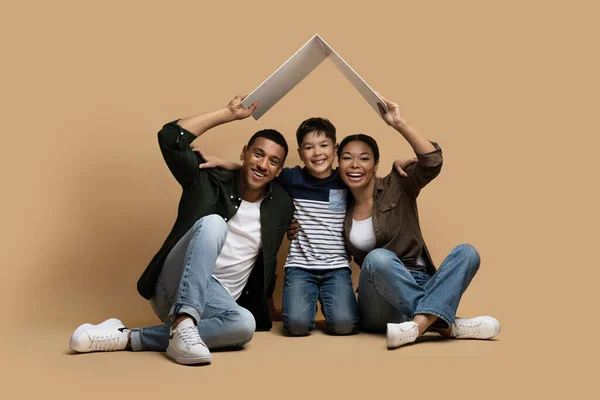 Concepto Hipotecario Familiar Lindo Feliz Sonriente Amoroso Padre Familia Multirracial — Foto de Stock