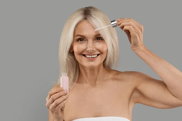 Age Cosmetics Attractive Mature Woman Applying Face Serum Droplet Face — Stock Photo, Image