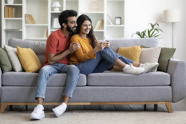 Homem Mulher Indiana Feliz Usando Smartphone Enquanto Relaxam Sofá Juntos — Fotografia de Stock