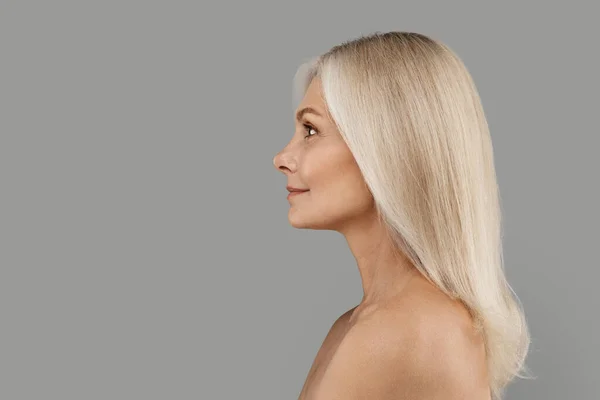 Profile Shot Beautiful Smiling Mature Woman Bare Shoulders Standing Grey — Stok Foto