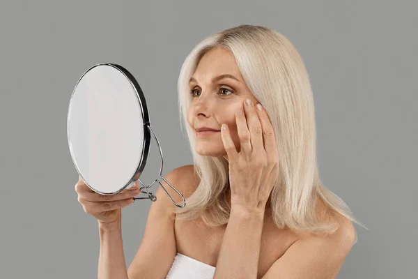 Cilt Yaşlanma Ayna Tutan Çekici Olgun Kadın Kırışıklıklarına Bakıyor Güzel — Stok fotoğraf