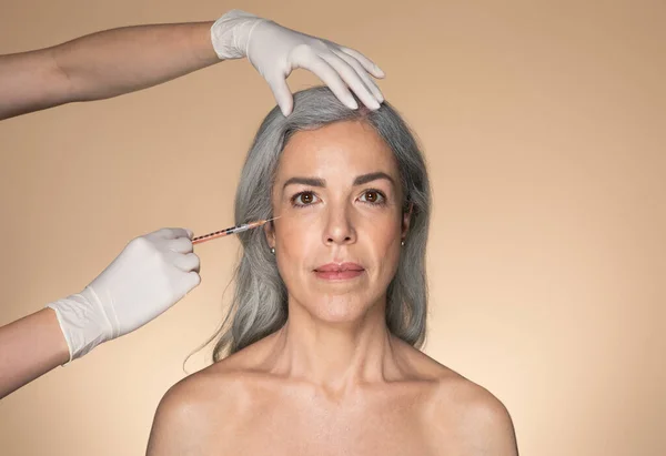Cosmetólogo Médico Haciendo Inyección Botox Para Área Los Ojos Mujer — Foto de Stock