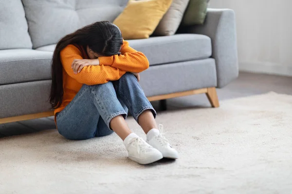 Psychische Zusammenbrüche Depressionen Trennung Scheidung Aufgebrachte Junge Brünette Frau Lässigem — Stockfoto