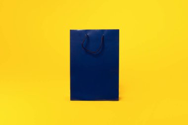 Sarı stüdyo arka planı, sezon satışları, tanıtım veya kara cuma konsepti, modelleme, kopyalama alanı, kolaj...