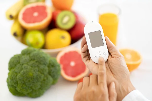 Dospělá Evropská Lékařka Výživy Ukazuje Glukometr Organické Ovoce Zeleninu Kancelářské — Stock fotografie